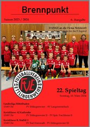 Ein Porträt einer Fußballmannschaft mit Spielern und Trainern in roten Trikots vor einem hölzernen Hintergrund, mit Informationen über die Saison und die Spiele.