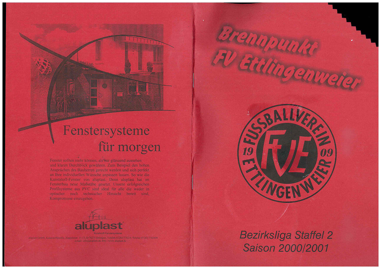 Rotes Faltblatt mit Werbung für das Fenstersystem und Informationen über den Fußballverein FV Ettlingenweier für die Saison 2000/2001.