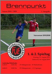 Fußballer auf dem Spielfeld, abgebildet auf einem roten Cover für die Saison 2019/2020 des FV Ettlingenweier.