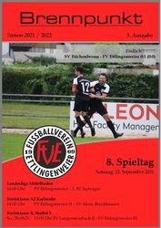 Umschlag eines Fußballspielprogramms mit zwei Spielern, die ein Tor feiern, mit „Brennpunkt“ oben und Spielangaben unten.