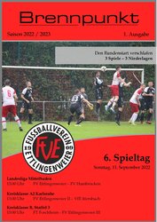 Titelseite eines Fußballprogramms mit Spielinformationen, Mannschaften und einem leuchtend roten Design für die Saison 2022/2023.