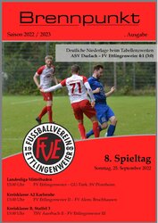 Eine Fußballspielszene mit Spielern in roten und blauen Trikots, die für den 8. Spieltag der Saison 2022/2023 wirbt.