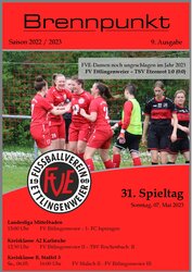 Eine Fußballmannschaft in roten Trikots feiert gemeinsam auf dem Cover eines Magazins für die FVE-Saison 2022/2023, das ihren 31. Spieltag beleuchtet.
