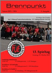 Ein Gruppenfoto einer lokalen Fußballmannschaft, Mitglieder in roten Trikots, die sich vor ihrem Vereinsgebäude versammelt haben, mit Angaben zum Spiel darüber.