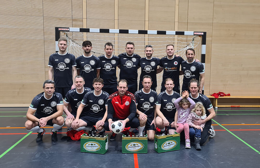 Männer und Kinder stehen zusammen und lächeln für ein Gruppenfoto.