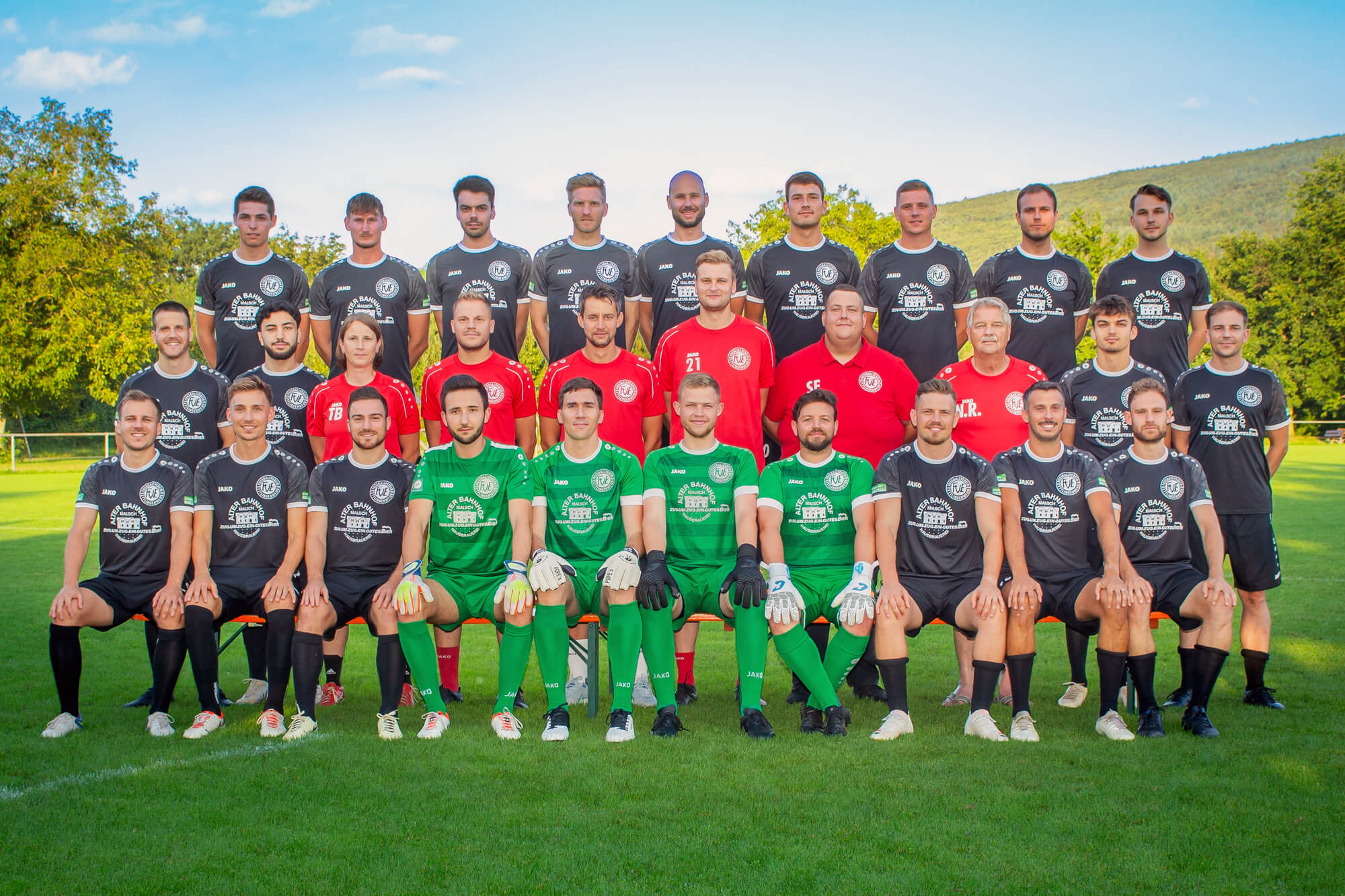 Eine Gruppe von Fußballspielern posiert auf dem Spielfeld, um ihren Teamgeist und ihre Kameradschaft auf einem Mannschaftsfoto zu demonstrieren.