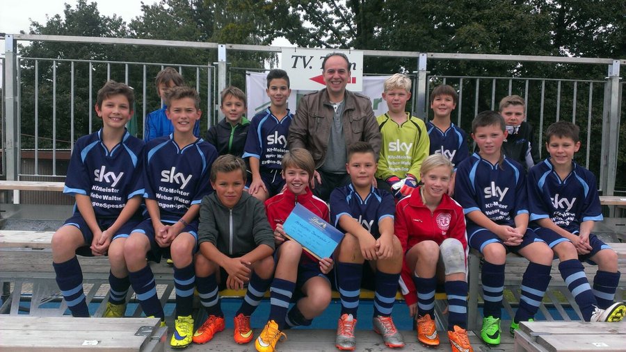 Jungen und Mädchen stehen zusammen und lächeln für ein Gruppenfoto.
