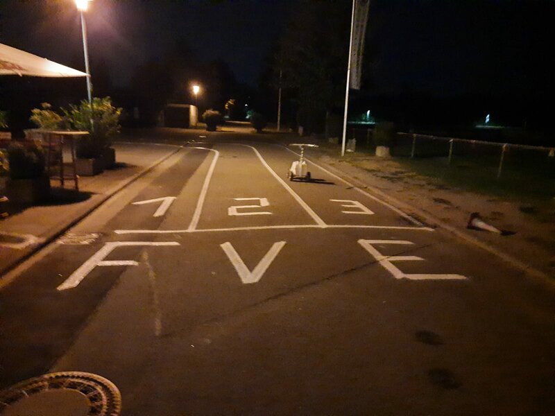 Asphaltstraße mit den aufgemalten Zahlen fünf und zwölf, die gut sichtbar sind