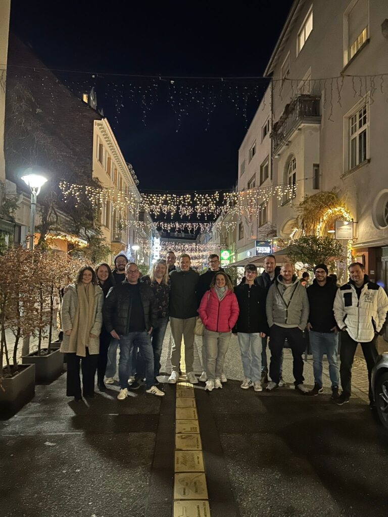 Gruppenbild der FVE Jugendtrainer vor einer Lichterkette in Karlsruhe