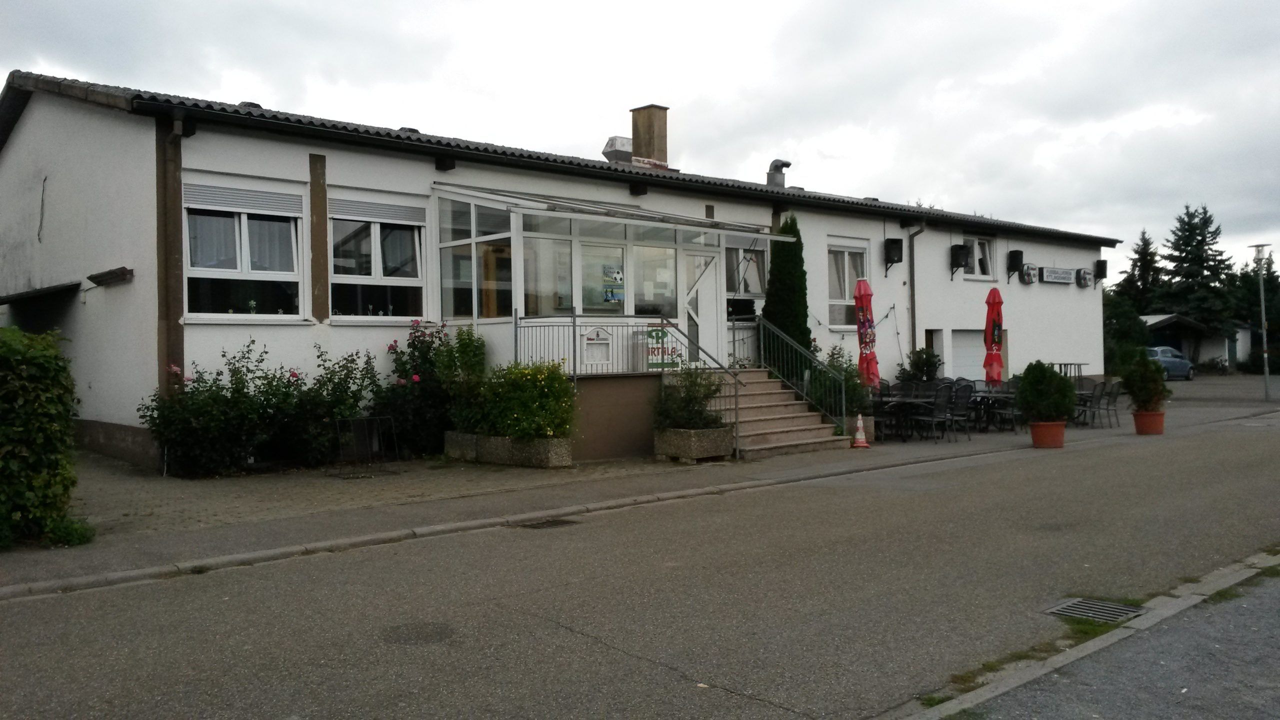 Foto der Vorderseite des Gebäudes des Clubhauses des FV Ettlingenweier